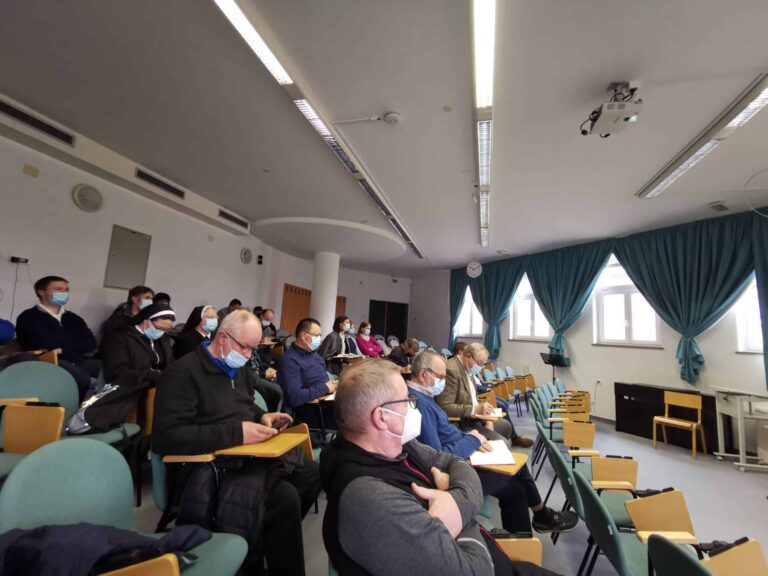 Škofijsko srečanje izrednih delivcev obhajil – fotografija 2