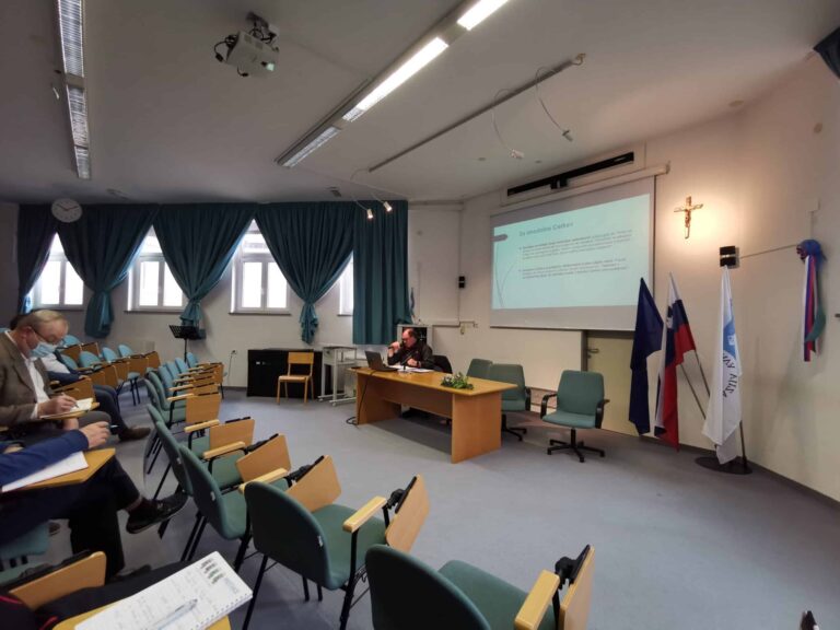 Škofijsko srečanje izrednih delivcev obhajil – fotografija 3